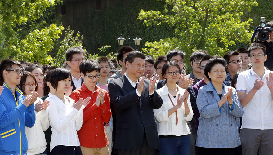 习近平在校园观看北大师生纪念五四运动95周年青春诗会