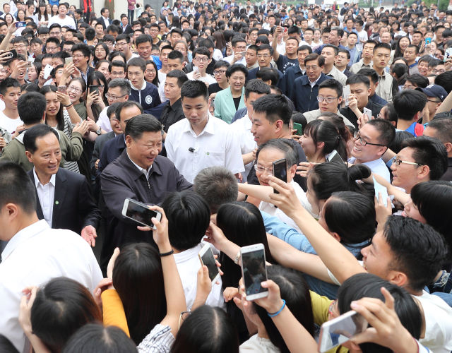 习近平同校园道路两旁的师生热情握手