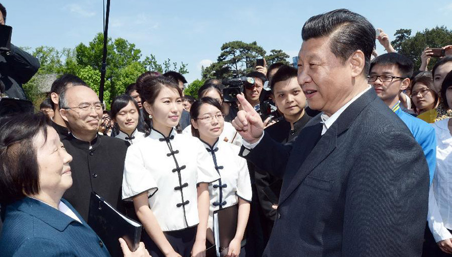 习近平在校园观看北大师生纪念五四运动95周年青春诗会时同朗诵者亲切交谈