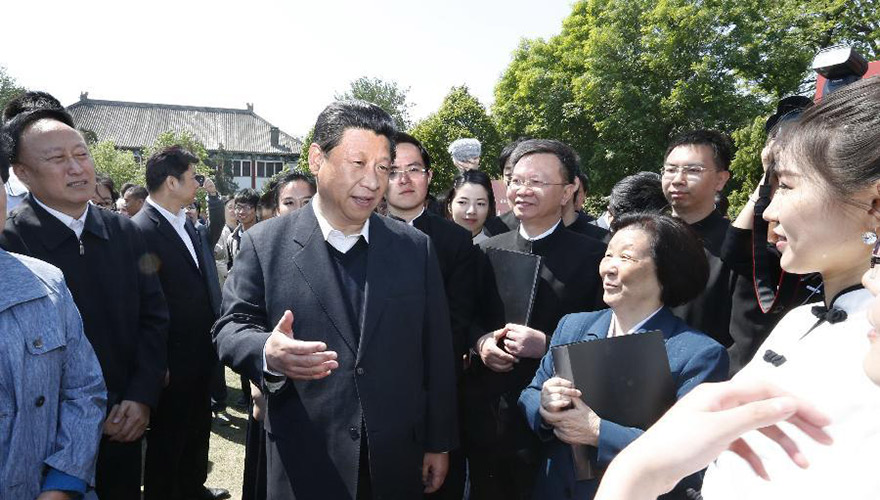 习近平在校园观看北大师生纪念五四运动95周年青春诗会时同朗诵者亲切交谈