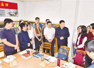 习近平在北京大学马克思主义学院，与正在就“解读新时代”进行座谈交流的中外学生亲切交谈