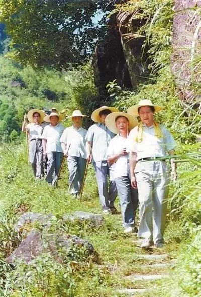 1989年7月,习近平与地、县领导在福建省寿宁县山村。图片来源:图书《摆脱贫困》