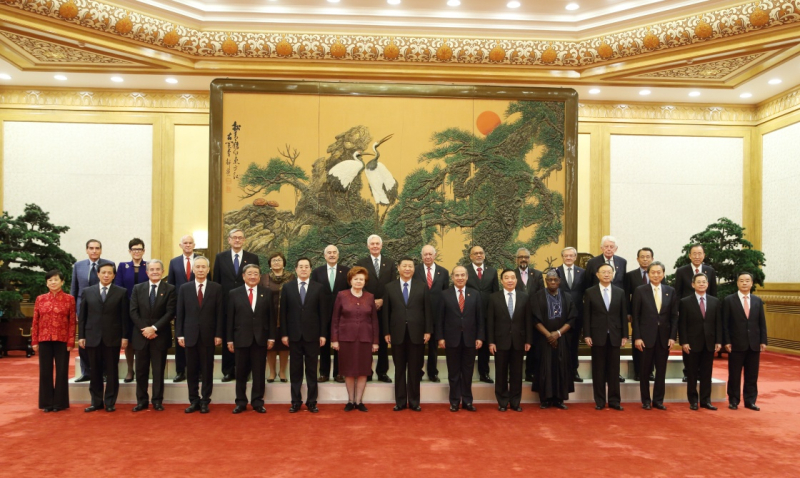 11月30日,国家主席习近平在北京人民大会堂会见来华出席“2017从都国际论坛”的世界领袖联盟成员。这是会见前,习近平同外方嘉宾集体合影。