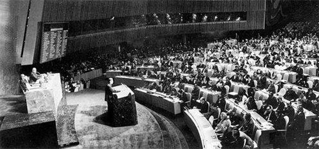 1971年10月25日,第26届联合国大会以压倒性多数通过2758号决议,恢复中华人民共和国在联合国的一切合法权利。