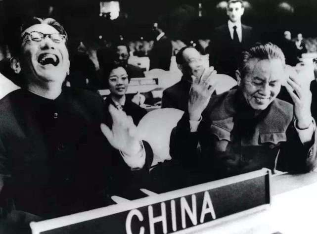 新中国恢复联合国合法席位,中国代表团团长乔冠华开怀大笑。
