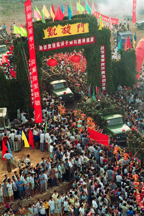 1998年夏，全国上下众志成城，军民干群团结一心，在中华大地谱写了一出威武雄壮的抗洪壮歌。这是解放军济南军区某部官兵跳入洪水中在荆江大堤险段抢险（资料照片）。新华社发