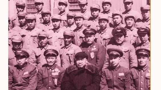 △1955年3月28日，朱德（前排右三）粟裕（前排右二）与空军首届英模功臣代表合影