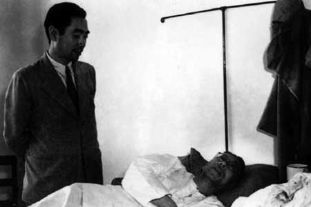△1946年6月24日,周恩来(后立)闻讯赶到医院看望马叙伦,马叙伦激动地说:中国的希望寄托在你们身上!过去我劝你们少要一些兵、少留一些枪,现在看来你们的战士不能少一个,枪不能少一支。