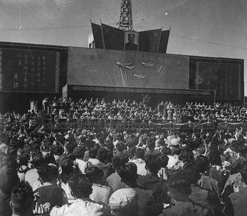 △1956年9月10日，庆祝新型喷气式飞机（歼-5）制造成功大会召开