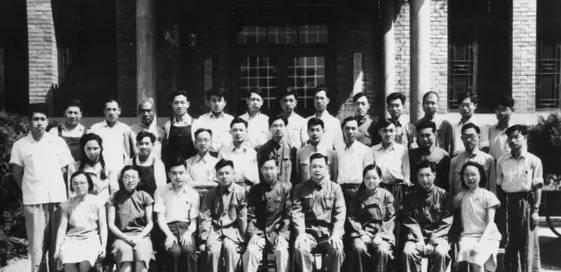 △1951年近代物理研究所全体人员。前排左起：胡文琦、肖振熹、邓稼先、彭桓武、赵忠尧、钱三强、何泽慧、肖健、王素铭。