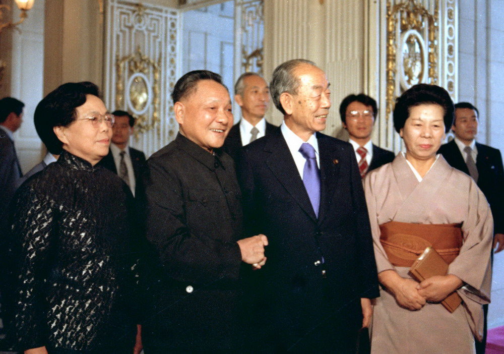 △时任日本首相福田赳夫等欢迎邓小平一行